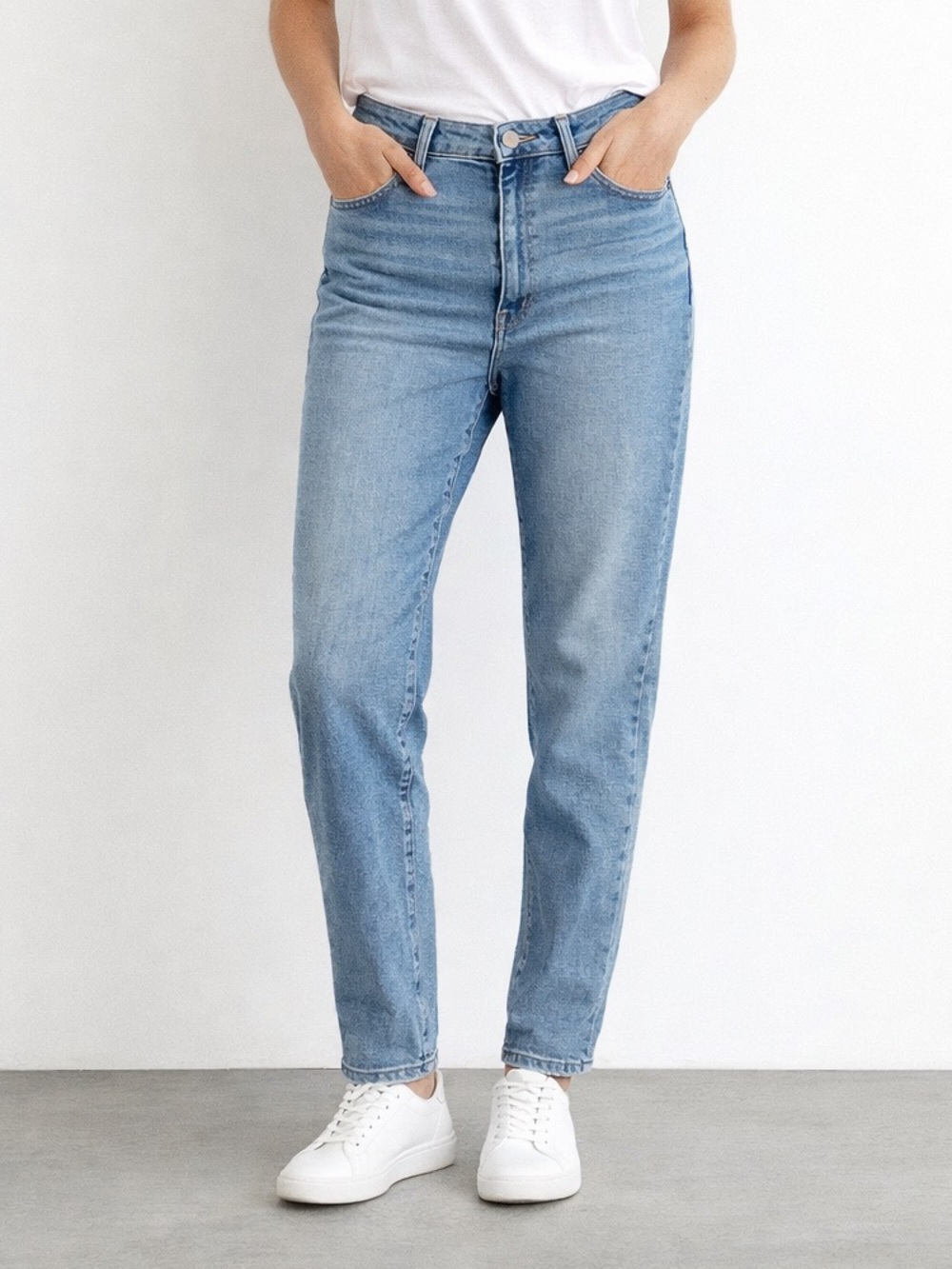 Levi’s High Waisted Mom Jeans Medium Wash Light Stretch Size 32